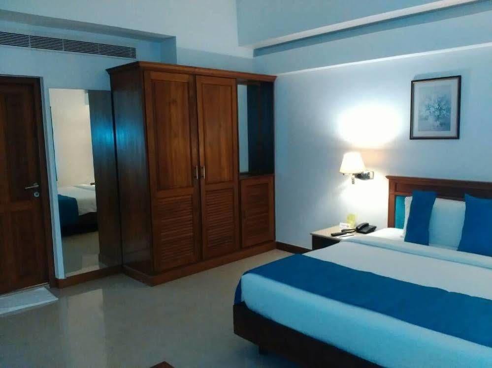 The Avenue Center Hotel Kochi Eksteriør bilde