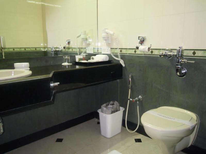 The Avenue Center Hotel Kochi Eksteriør bilde