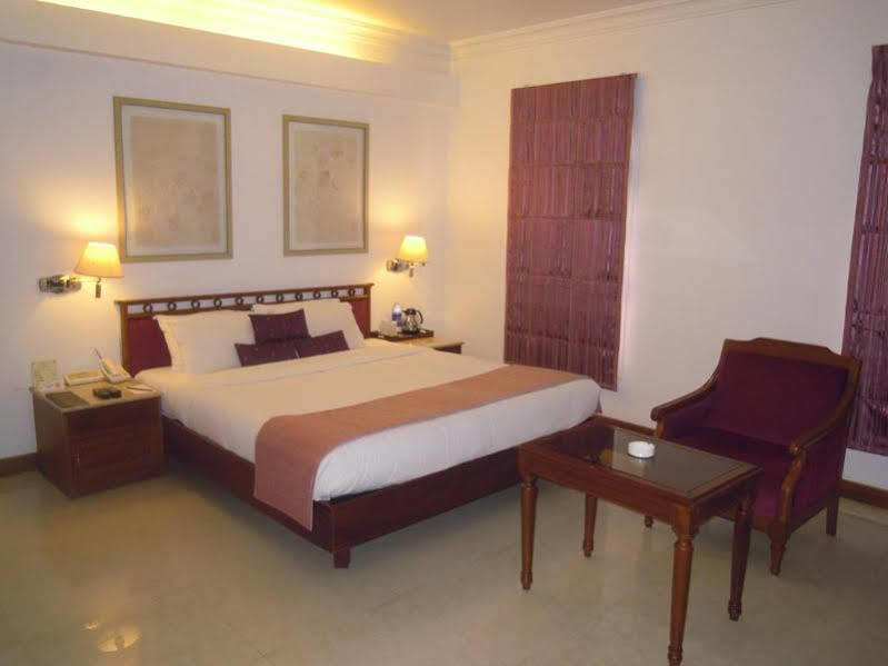 The Avenue Center Hotel Kochi Eksteriør bilde