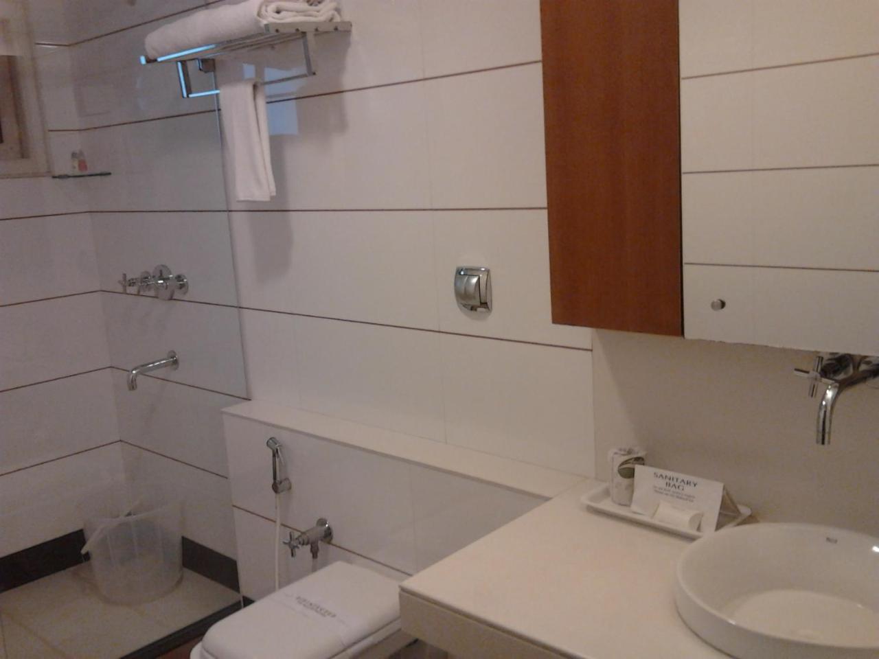 The Avenue Center Hotel Kochi Eksteriør bilde